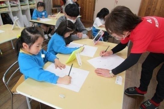 あざみ野こども園で絵を習う幼稚園児