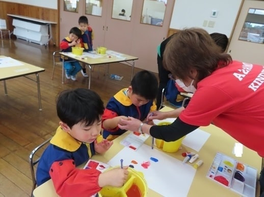三原色絵画をする園児