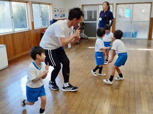 運動をする保育園児