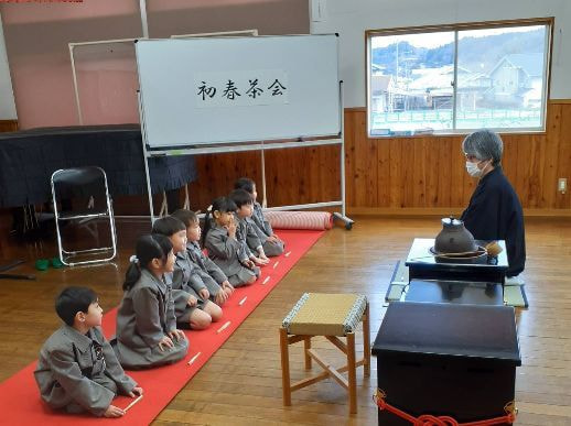 茶道教室でお茶をたてる子ども