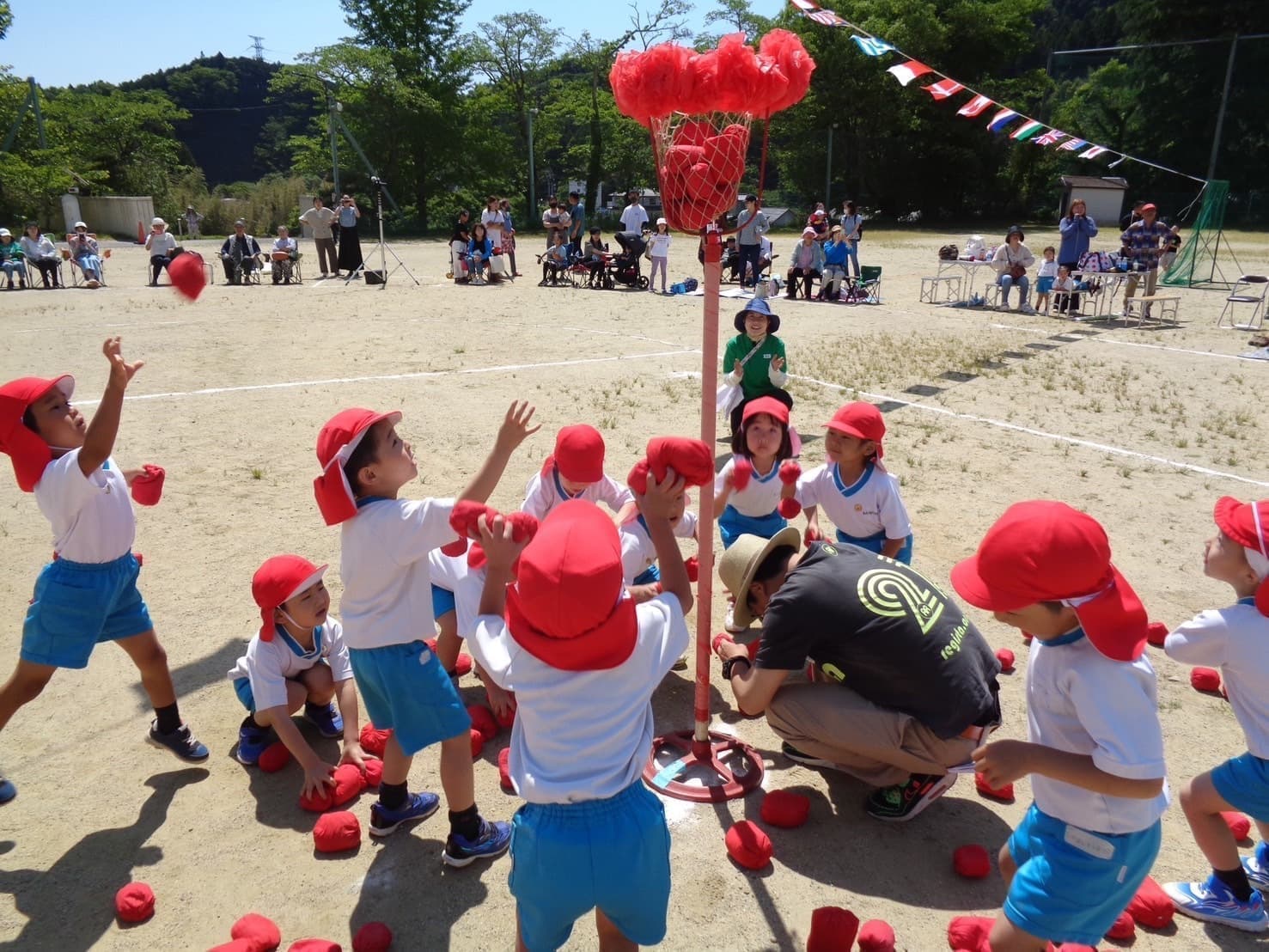 あざみ野スポーツフェスタで玉入れをする園児