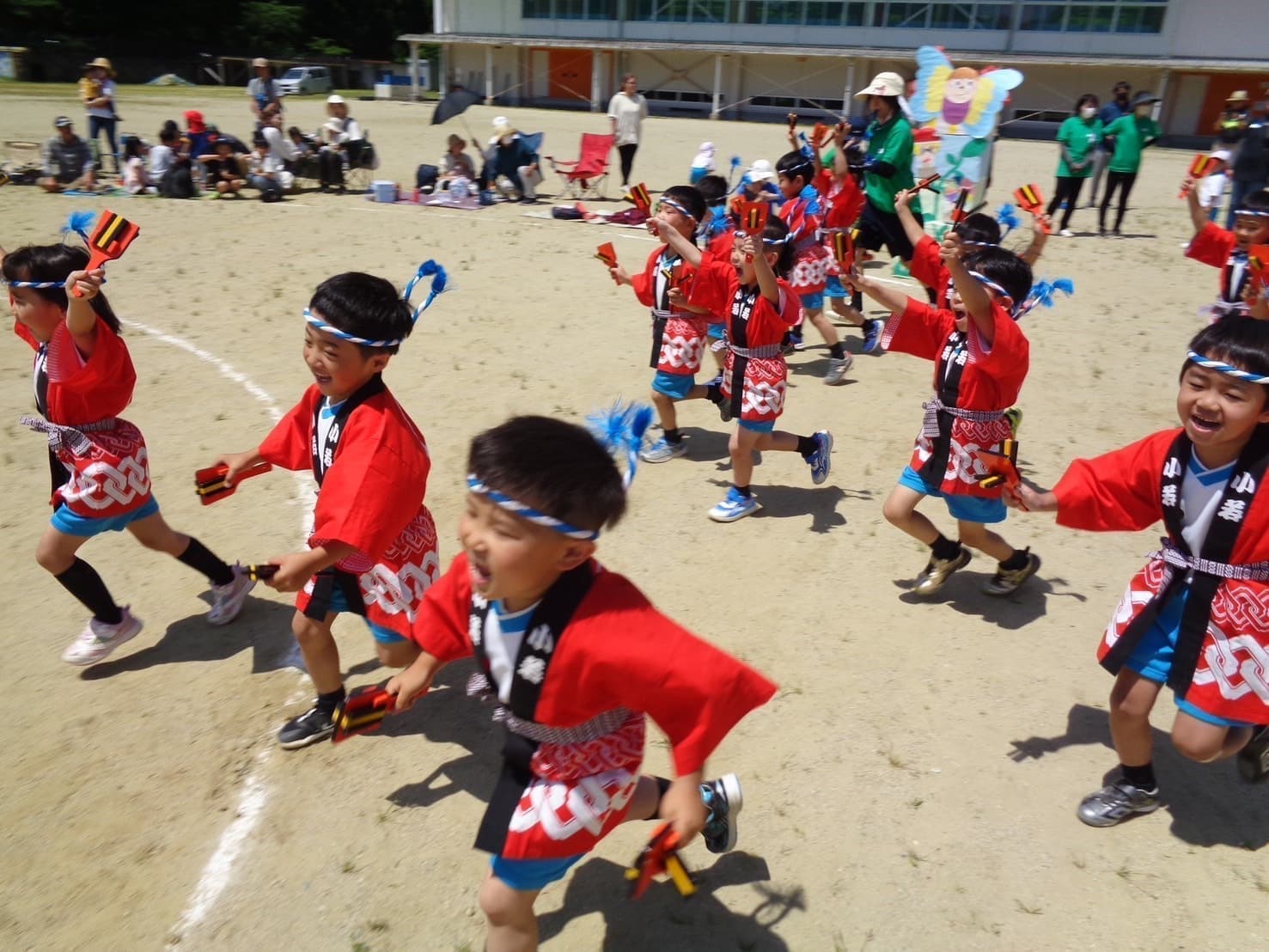 あざみ野スポーツフェスタでよさこいを踊る園児