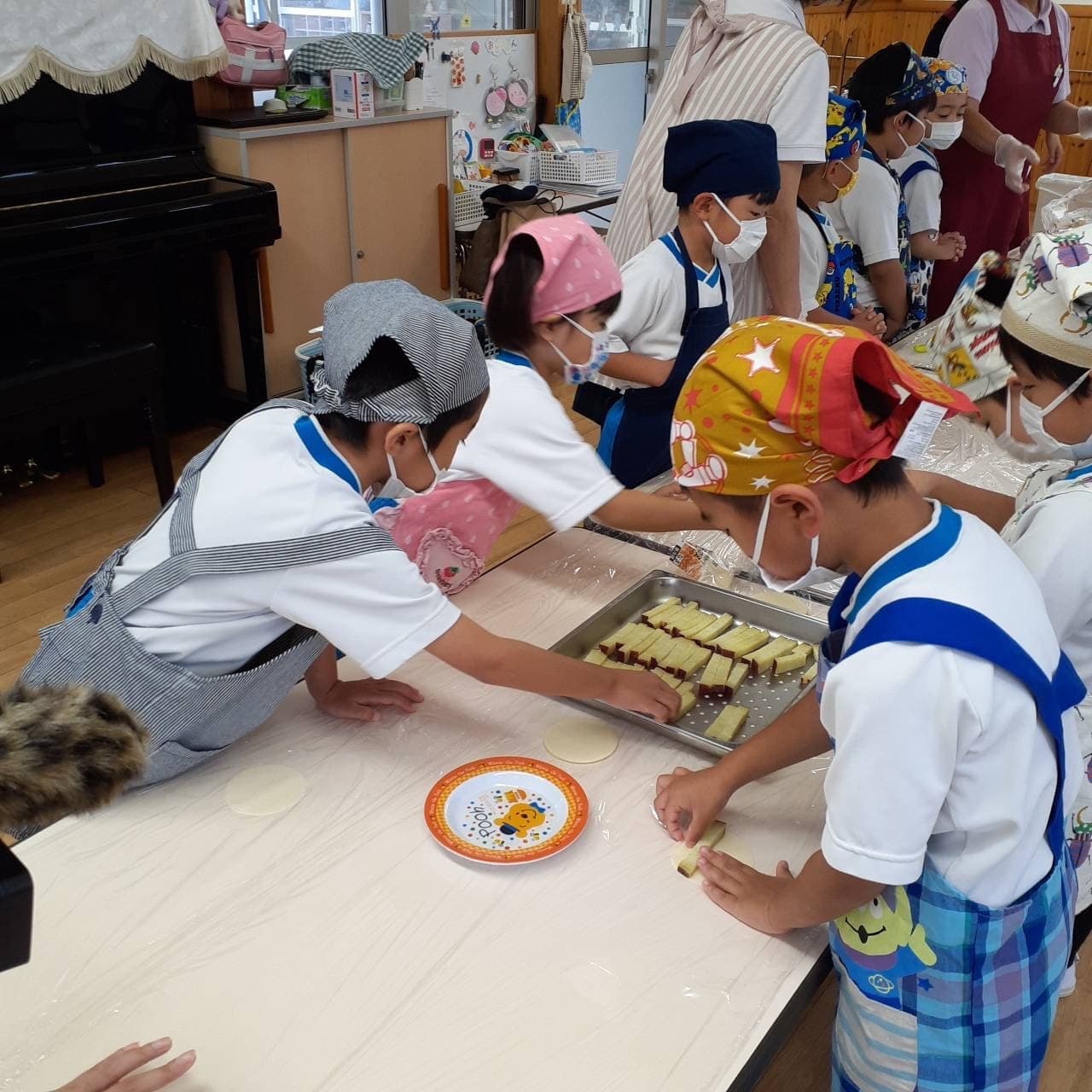 あざみ野こども園で料理をする園児