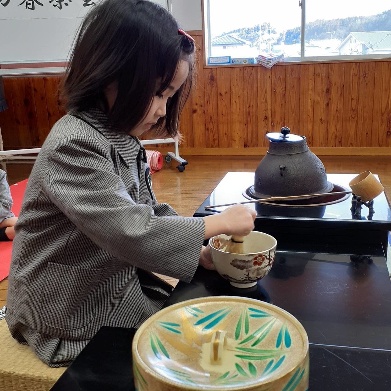 あざみ野こども園の特別指導で茶道を学ぶ子ども